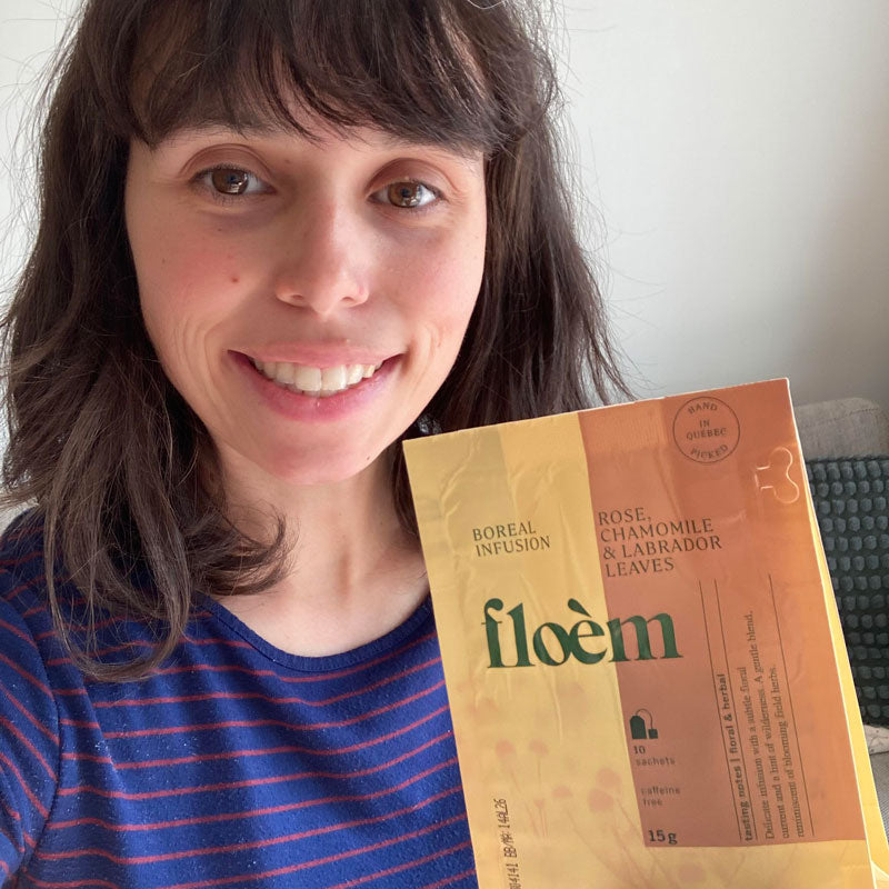 Cliente de Floèm souriante tenant un produit