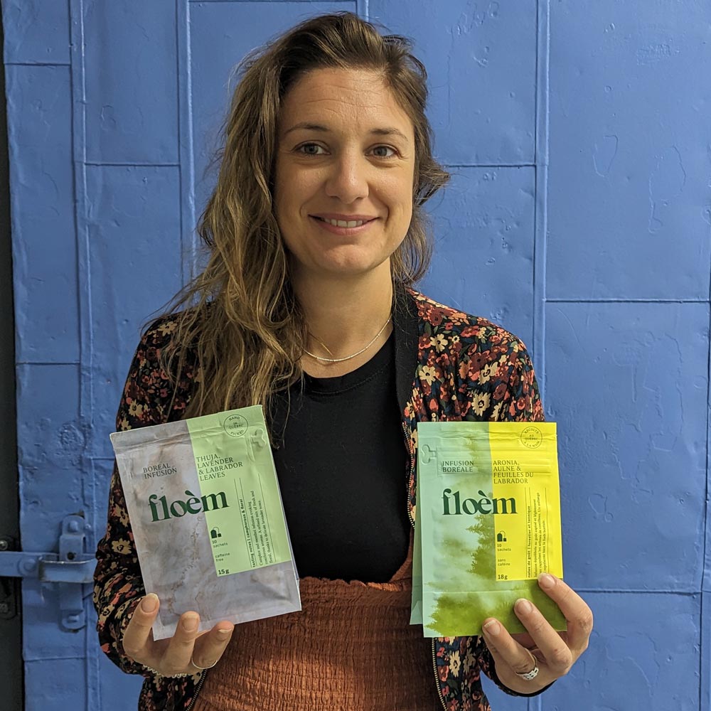Cliente Floèm qui tient deux sacs de thé dans sa main