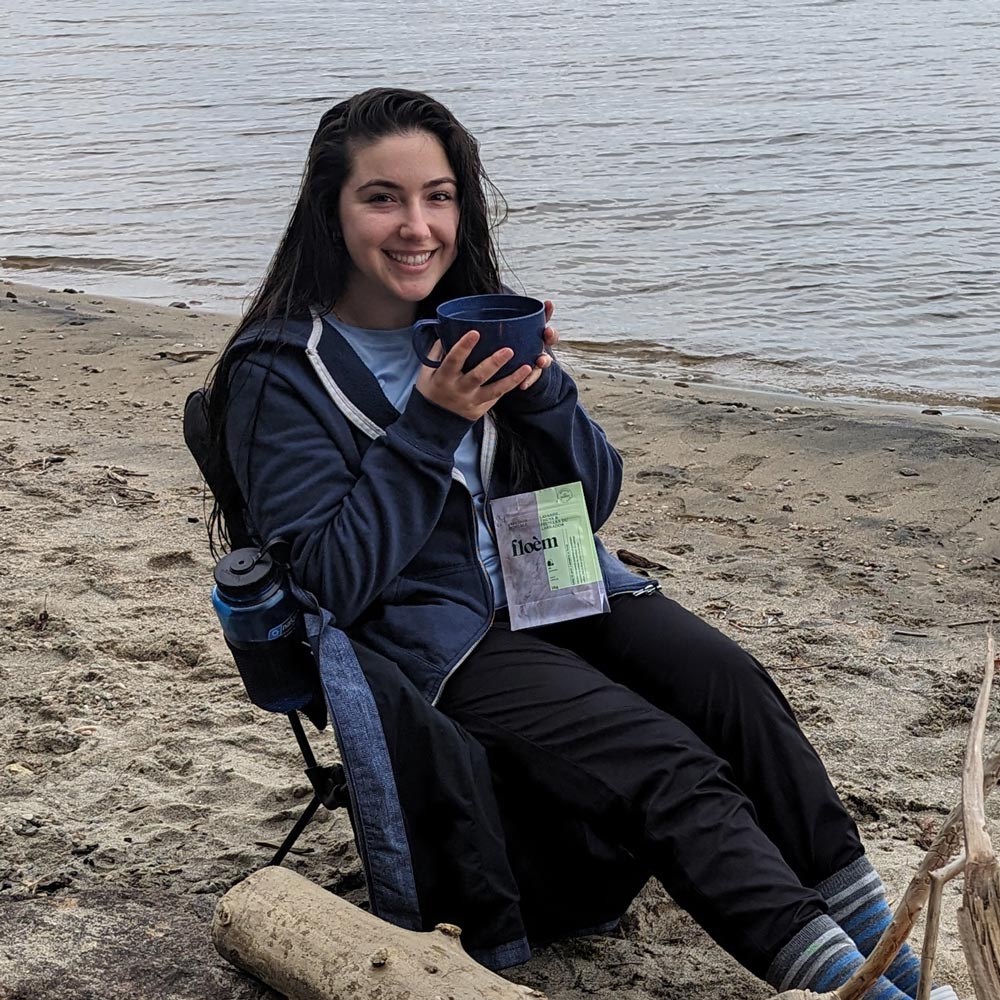 Cliente Floèm qui tient un sac de thé dans sa main en camping