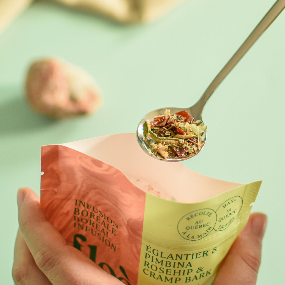 Thé Floèm en vrac dans une cuillère