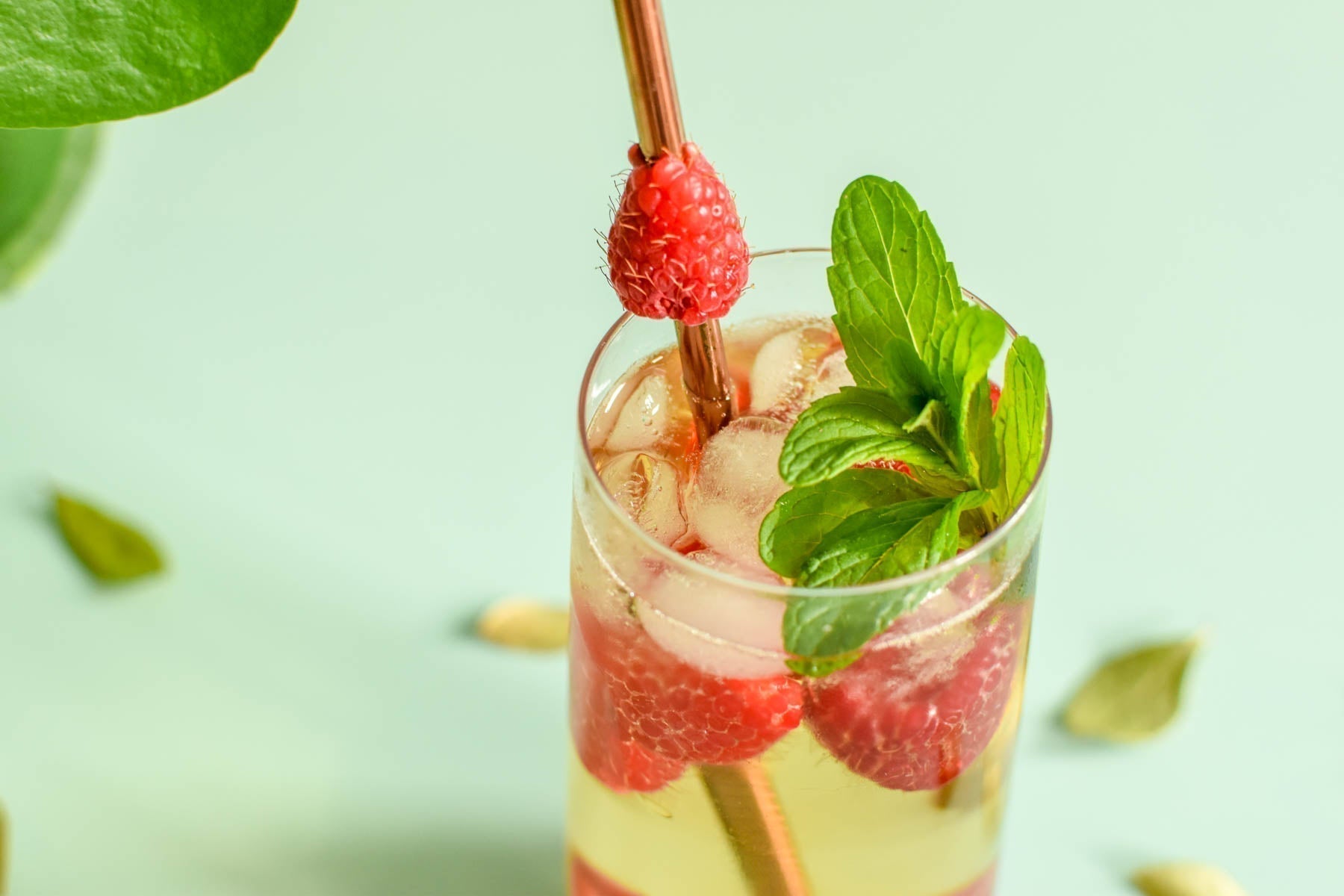 Recette d’infusion glacée au thé des bois, menthe & framboise : la fraîcheur du québec en pichet