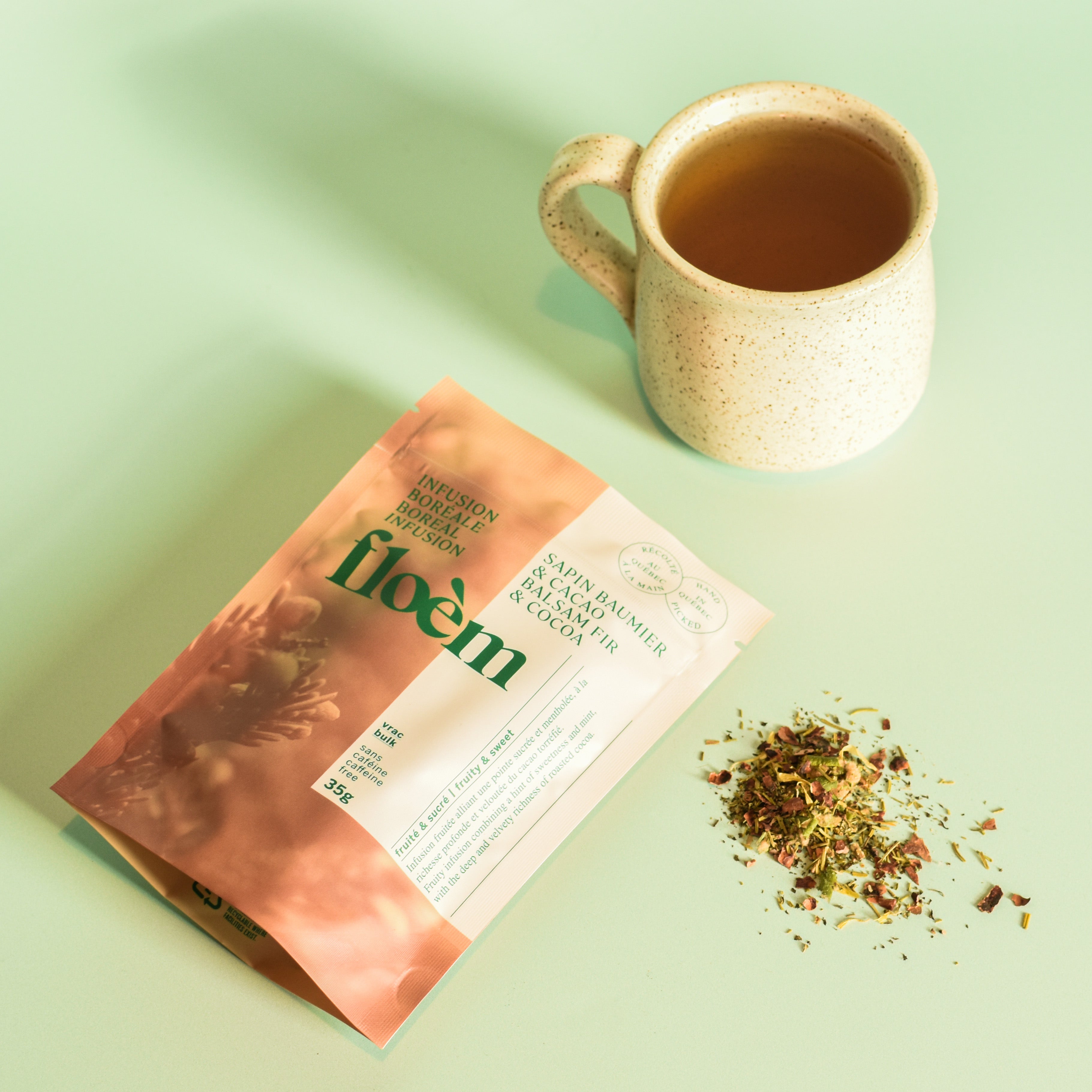 Sac de tisane et tasse sur une table.