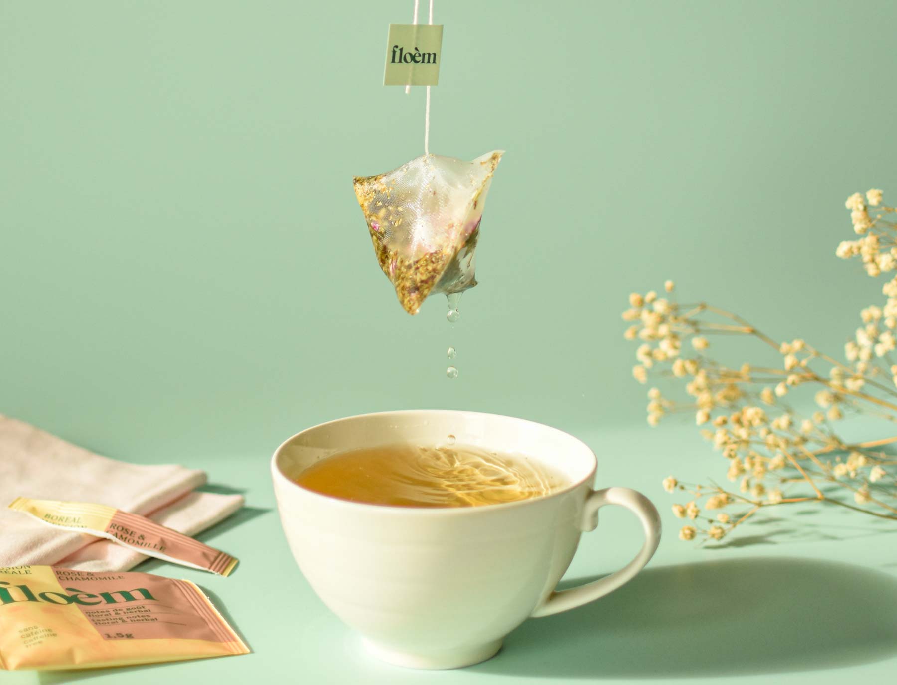 Tisane Floèm en sachet de thé dans une tasse