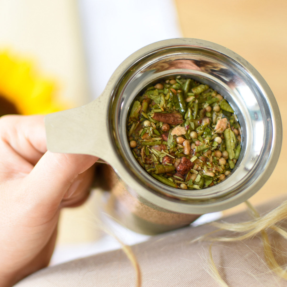 Tisane pomme et reine des prés dans un infuseur.