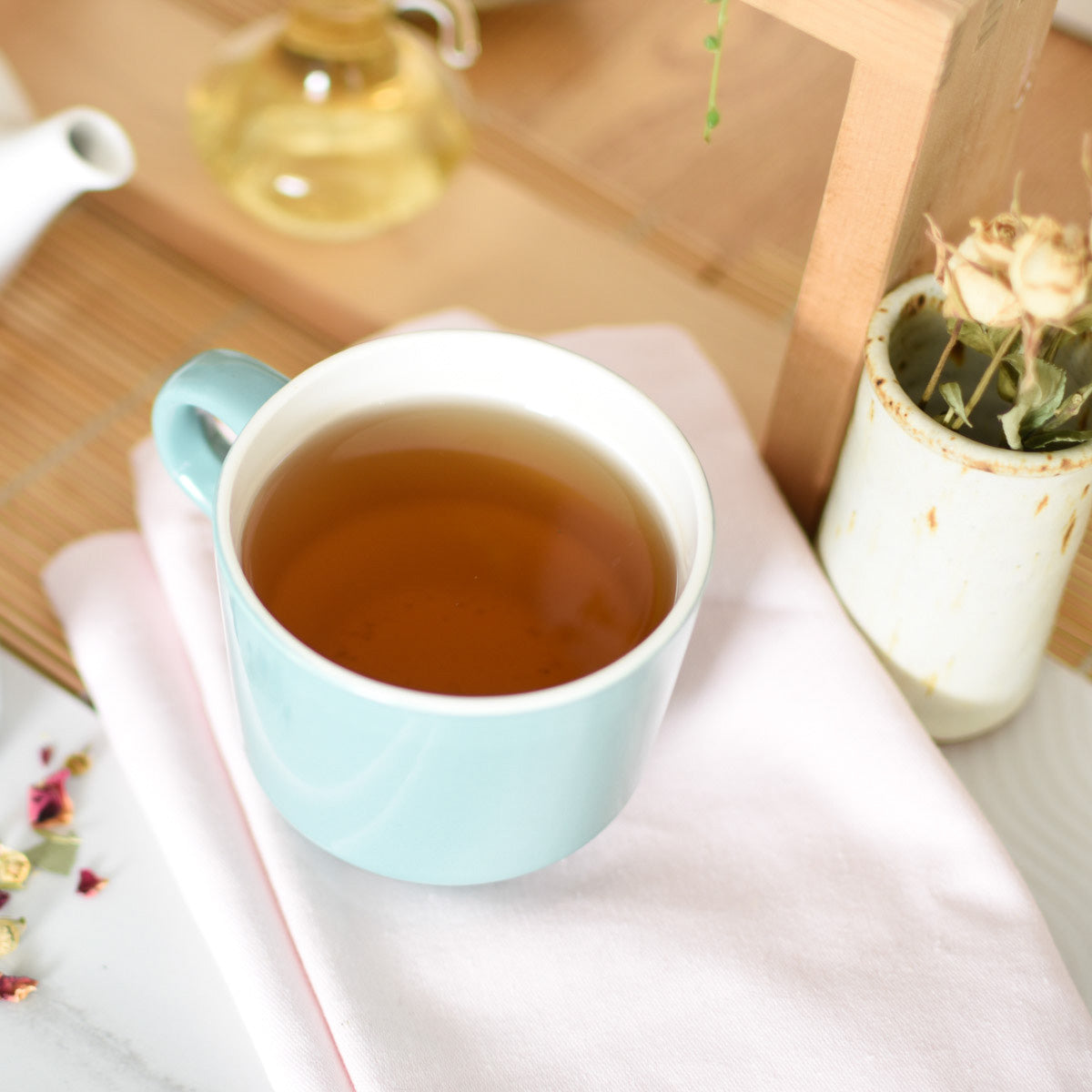 Tasse remplie d'infusion Rose & camomille.
