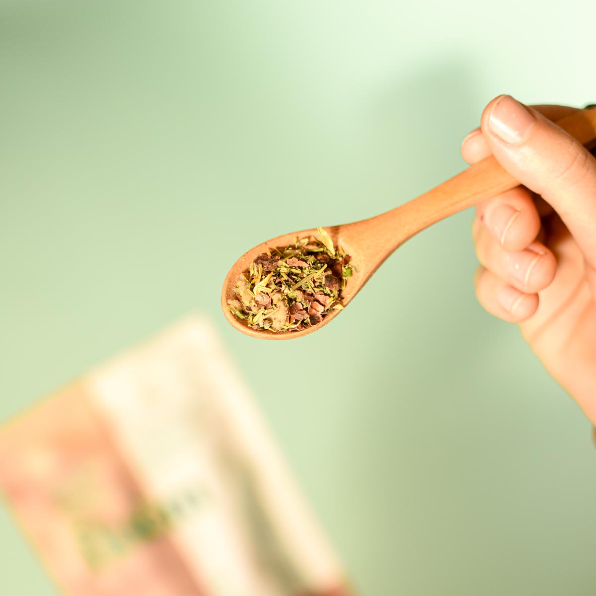 Cuillère en bois avec mélange de tisane.