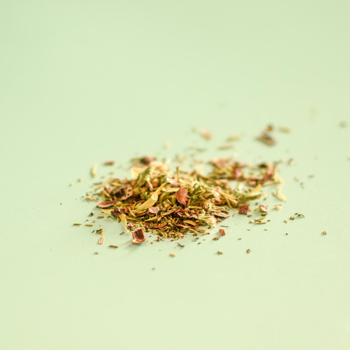 Mélange de tisane sapin et cacao vu de proche.